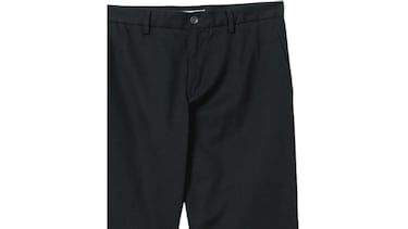 Así es el pantalón chino antiarrugas que no hace falta planchar