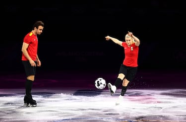La pareja española de patinaje artístico Olivia Smart y Tim Dieck participó en la gala de exhibición que ponía el cierre al patinaje en los Juegos de Invierno de Milán-Cortina. Los representantes de España lucieron la camiseta de la Selección e incluso lanzaron penaltis sobre el hielo, haciendo las delicias del público presente en la Milano Ice Skating Arena.