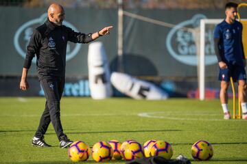 Primer entrenamiento del Carlos Cardoso en los campos de entrenamiento da Madroa, dando instrucciones a los jugadores.