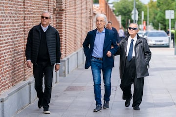 El presentador de televisión; Ramón García (I) y el exportero de fútbol y dueño de Fotocasión; José Luis Mur (C) a su llegada al tanatorio.