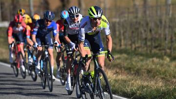 El ciclista portugués Rui Costa, del Intermarché-Circus-Wanty tira del grupo de favoritos durante la Strade Bianche 2023.