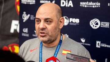 GRAF7975. CÁCERES, 07/09/2018.- El entrenador de la selección nacional de baloncesto femenino Lucas Mondelo tras el entrenamiento que realizaron hoy en Cáceres preparando el Torneo Internacional de Cáceres. EFE/Esteban Martinena Guerrero