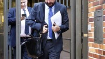 Farré (al fondo) y José Ángel Sánchez, del Real Madrid.