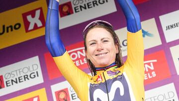 Van Vleuten, con el trofeo de campeona del Tour de Escandinavia.