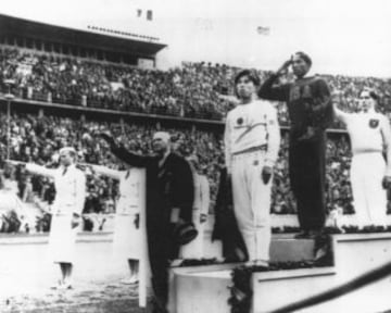 Jesse Owens participó en los Juegos Olímpicos de Berlín de 1936. Juegos que le dieron fama mundial tras conseguir cuatro medallas de oro (en relevos 4x100 m, 100 metros lisos, 200 metros lisos y en el salto de longitud) y cuatro récords mundiales.