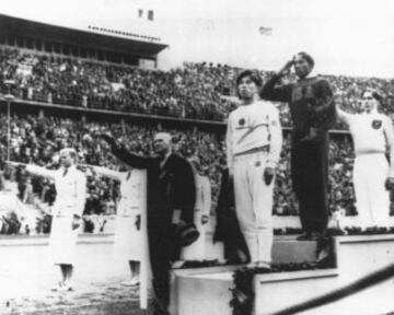 Jesse Owens participó en los Juegos Olímpicos de Berlín de 1936. Juegos que le dieron fama mundial tras conseguir cuatro medallas de oro (en relevos 4x100 m, 100 metros lisos, 200 metros lisos y en el salto de longitud) y cuatro récords mundiales.