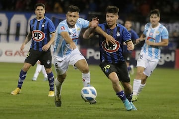 Futbol, Huachipato vs Magallanes.
Semifinal, Copa Chile 2022.
El jugador de Magallanes Matías Vásquez, izquierda, disputa el balón con Claudio Torres de Huachipato durante el partido de semifinal de Copa Chile.