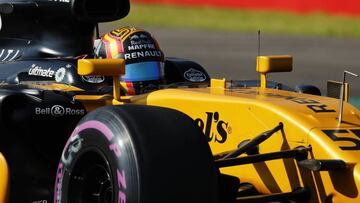 Carlos Sainz con el Renault y con el logo de Red Bull en su casco.