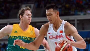China's forward Yi Jianlian (R) works around Australia's forward Cameron Bairstow during a Men's round Group A basketball match between China and Australia at the Carioca Arena 1 in Rio de Janeiro on August 12, 2016 during the Rio 2016 Olympic Games. / AFP PHOTO / Andrej ISAKOVIC