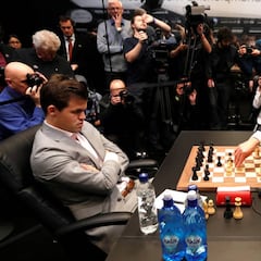 Carlsen regala tablas a un apurado Caruana: al desempate