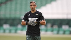 Seg&uacute;n informaci&oacute;n de Redgol.cl, Claudio Bravo, quien est&aacute; en un buen momento con el Betis, busca hacer su retiro del f&uacute;tbol en Europa o en la MLS.