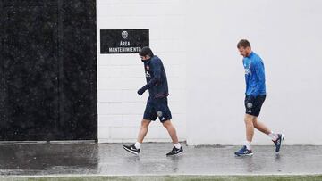 Guedes se dirige al gimnasio, bajo la lluvia.