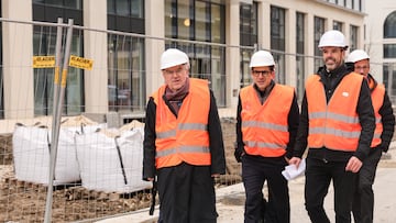 Thomas Bach, en la izquierda, visita la Villa Olímpica.