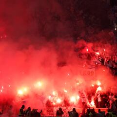 La afición del Marsella encendió el campo con bengalas