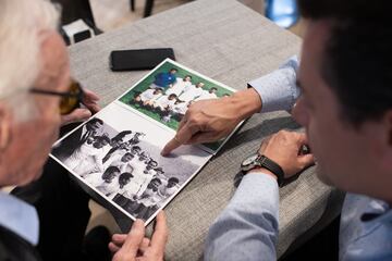 Santamaría observa junto a Tomás Roncero fotografías del partidazo ante el Eintracht de 1960.