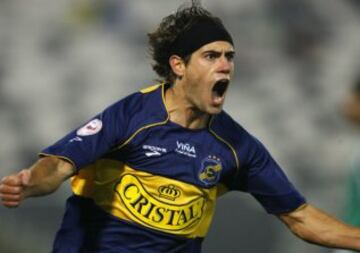 El delantero fichó por Everton el 2008 y se marca un antes y un después en su carrera. Un año después llegó a Colo Colo, donde logró ser campeón y anotar 40 goles. Ha pasado por Gremio, Santos y Atlante, entre otros.
