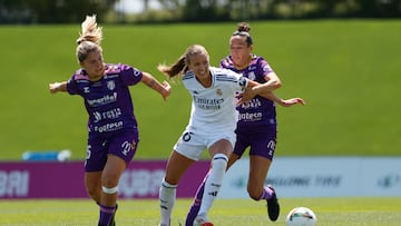 MADRID, 11/05/2025.- Caroline Moller (c), del Real Madrid, durante el partido de la jornada 29 de la Liga F que disputan este domingo en el estadio Alfredo Di Stefano de Madrid. EFE/JuanJo Martín