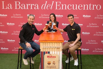 Zambrotta y Helguera brindan con Sandra Díaz, presentadora del evento.