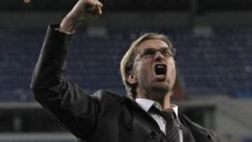 El entrenador del Borussia Dormund, Jürgen Klopp, celebra uno de los goles del equipo alemán, durante el encuentro correspondiente a la cuarta jornada de la fase de grupos de la Liga de Campeones, que han disputado esta noche frente al Real Madrid en el estadio Santiago Bernabeu.