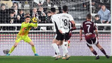 Cantero detiene el penalti a Fidel.