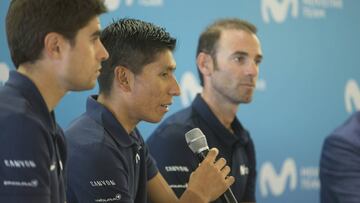 Nairo Quintana habla junto a Mikel Landa y Alejandro Valverde en la presentaci&oacute;n del Movistar Team para el Tour de Francia.