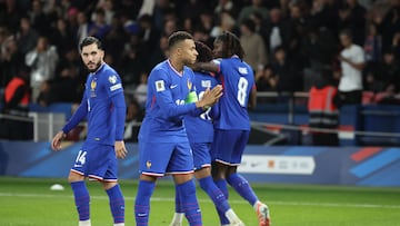 Kylian Mbappé (C), de Francia, celebra con sus compañeros tras marcar un gol de penalti durante el partido del Grupo D de las eliminatorias europeas para el Mundial de Fútbol 2026 entre Francia y Ucrania, disputado en Saint Denis