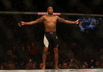 Anderson Silva todavía sigue en activo, pero nadie duda en considerarle una leyenda. El brasileño sigue siendo muy respetado y su calidad no se ha ido, pero con 44 años ya no es el mismo, pese a ello sigue dando espectáculo. Su peculiar estilo y su carisma han hecho que sea uno de los luchado-res más queridos de su época. Cuenta con once títulos. Ganó en 2006 y realizó todas sus defensas de manera consecutiva. 