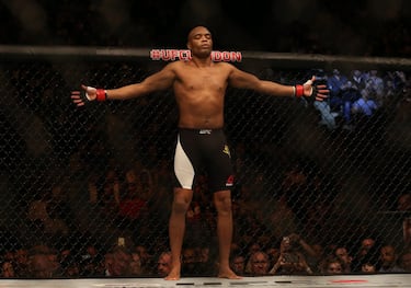 Anderson Silva es una leyenda. Entró en el Hall of Fame de la UFC en julio de 2023. Tras 23 años como profesional ofreciendo un espectáculo a la altura de muy pocos, el brasileño se retiró en 2020 con 45 años. Su peculiar estilo y su carisma han hecho que sea uno de los luchadores más queridos de su época. Cuenta con once títulos. Ganó en 2006 y realizó todas sus defensas de manera consecutiva.