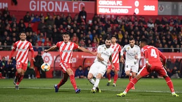 GIRONA, SPAIN - JANUARY 31: Karim Benzema of Real Madrid scores to make it 1-0 during the Copa del Quarter Final match between Girona and Real Madrid at Montilivi Stadium on January 31, 2019 in Girona, Spain. (Photo by David Ramos/Getty Images )