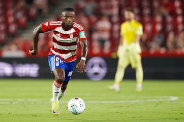 Severa derrota del Granada con malestar de la afición