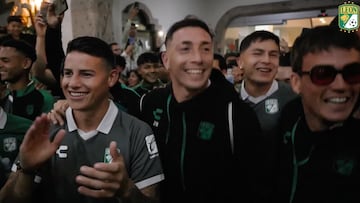 El equipo mexicano arribó para el partido frente a Toluca y el colombiano encabezó al equipo en medio de la celebración junto a los aficionados con banderas y cantos.