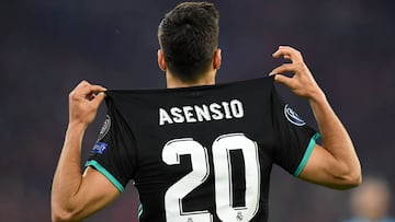 Marco Asensio celebra un gol con su particular celebraci&oacute;n, mostrando su dorsal.