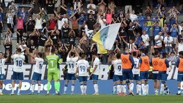 Saludo de los jugadores del Tenerife a su afición, tras el partido contra el Fuenlabrada.