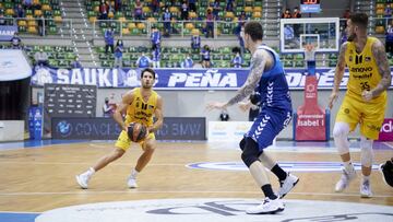 Bruno Fitipaldo se prepara para lanza un triple en el segundo partido de cuartos del playoff de la Liga Endesa entre el Hereda San Pablo Burgos y el Lenovo Tenerife.