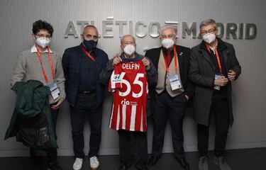 El Atlético cuida y homenajea a sus socios más veteranos