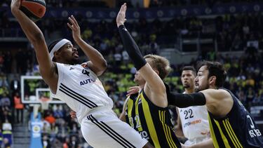 Arturs Zagars, del Fenerbahçe, en acción frente a Dennis Smith Jr, en el Real Madrid, durante el partido de la Euroliga disputado en Turquía.