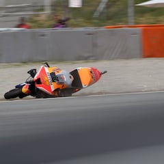 Pol se baja de la Honda en Assen