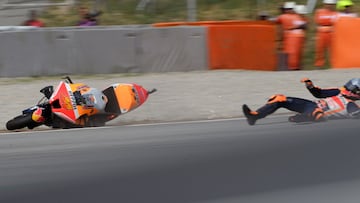 Pol se baja de la Honda en Assen