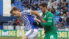 Rub&eacute;n Perez, luchando por un bal&oacute;n con Canales.