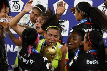 Independiente Santa Fe mantuvo la ventaja contra América de Cali en el estadio Pascual Guerrero y se coronó campeón por tercera vez en la historia.