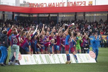 La capitana, Alexia Putellas, alza el título de liga, el 7º en la historia del Barcelona femenino.