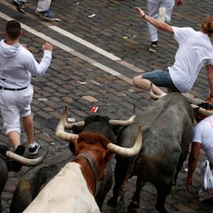 Un toro rezagado, protagonista del 2º encierro de San Fermín