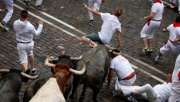 Un toro rezagado, protagonista del 2º encierro de San Fermín