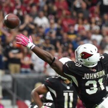 La estirada de David Johnson no fue suficiente para alcanzar el balón lanzado por Palmer.