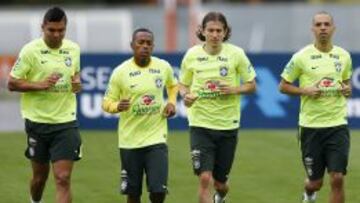 Con Brasil. Casemiro, en una fase del entrenamiento de ayer junto a Robinho, Filipe Luis y Tardelli.