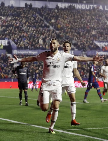 El jugador del Real Madrid, Benzema, celebra el 0-1 de penalti. 