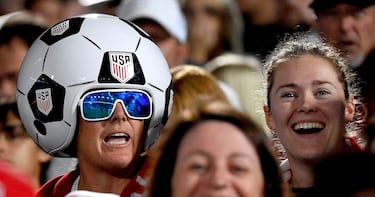 No, al aficionado de la fotografía no le ha puesto nadie la cabeza como una pelota en una discusión intensa. Simplemente, este seguidor del equipo estadounidense decidió ponerse un casco con un balón de fútbol gigante durante el partido que su selección disputó ayer contra Australia y que terminó con triunfo del equipo norteamericano (2-1).