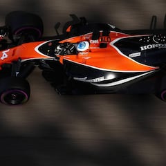 Alonso acabó haciendo 'donuts' "por si hace falta en 2018..."