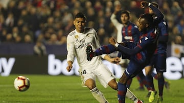 Doukour¨¦ se lesion¨® el cruzado en el penalti cometido a Casemiro al "golpear al aire"