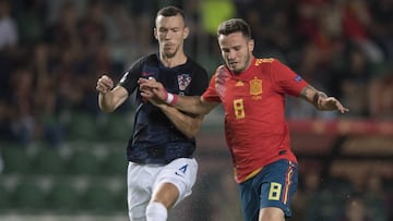 Saúl y Perisic pelean el balón.
